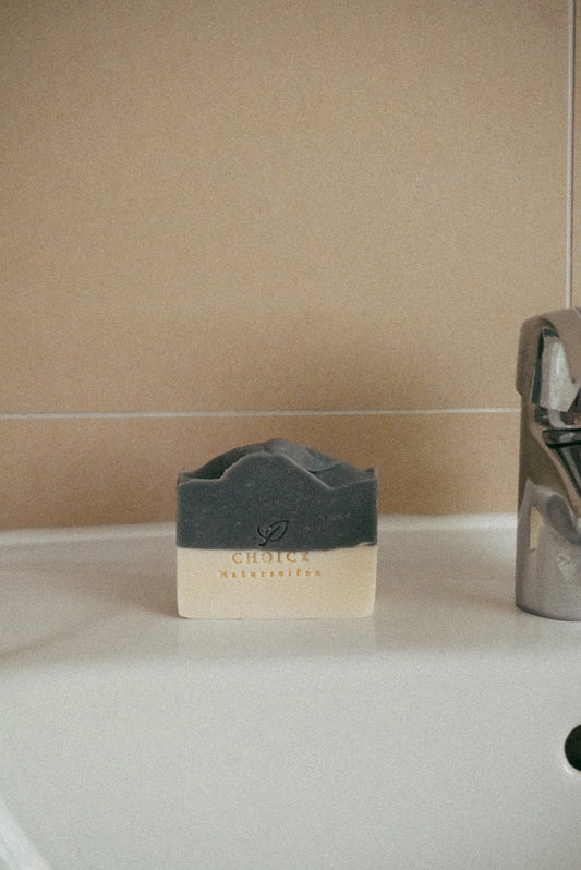 Handgefertigte Naturseife ZEDERNHOLZ & AKTIVKOHLE